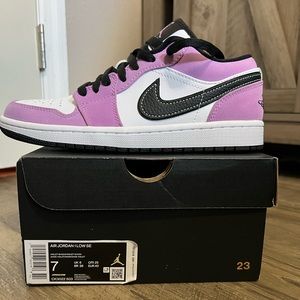 New in Box Mens Size 7 Air Jordan 1 Low SE Violet Shock